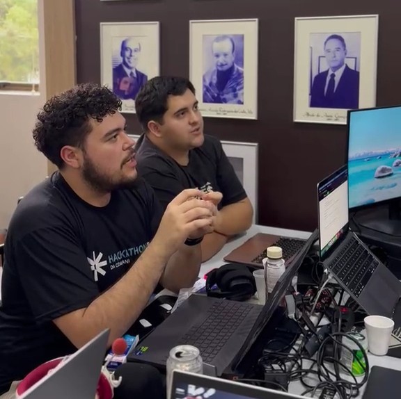 Eu e Felipe no momento da auditoria, respondendo a perguntas técnicas da solução.